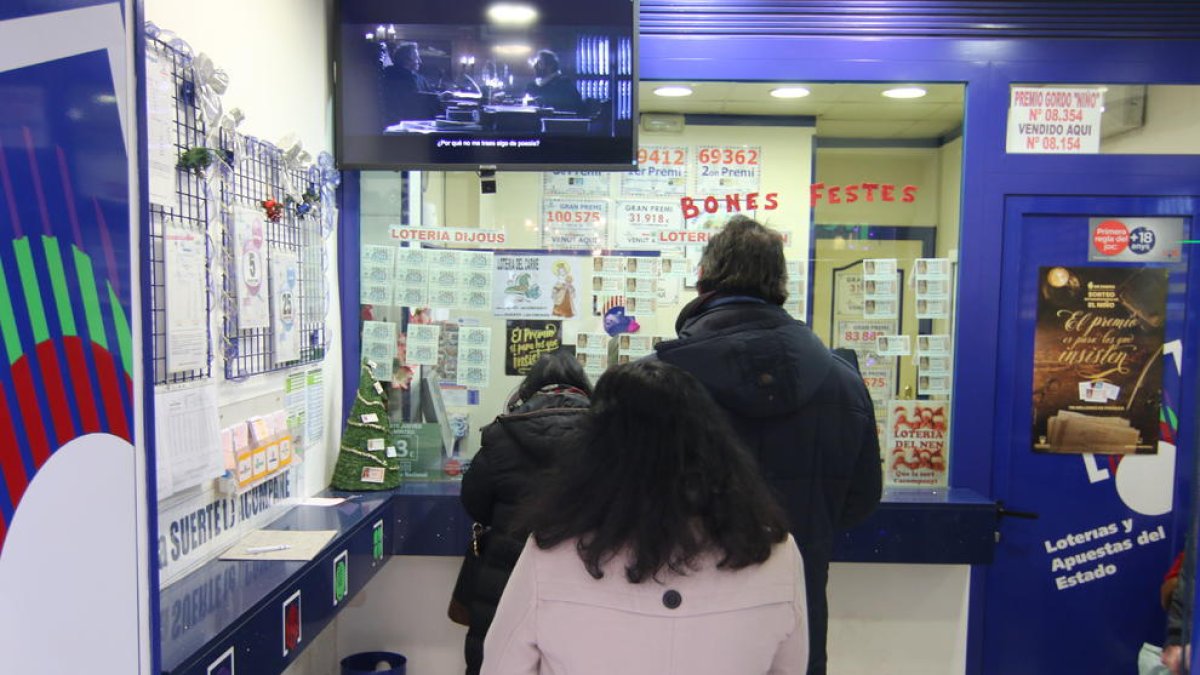 Clients, ahir, esperaven torn a l’administració de loteria del carrer Carme de Lleida.