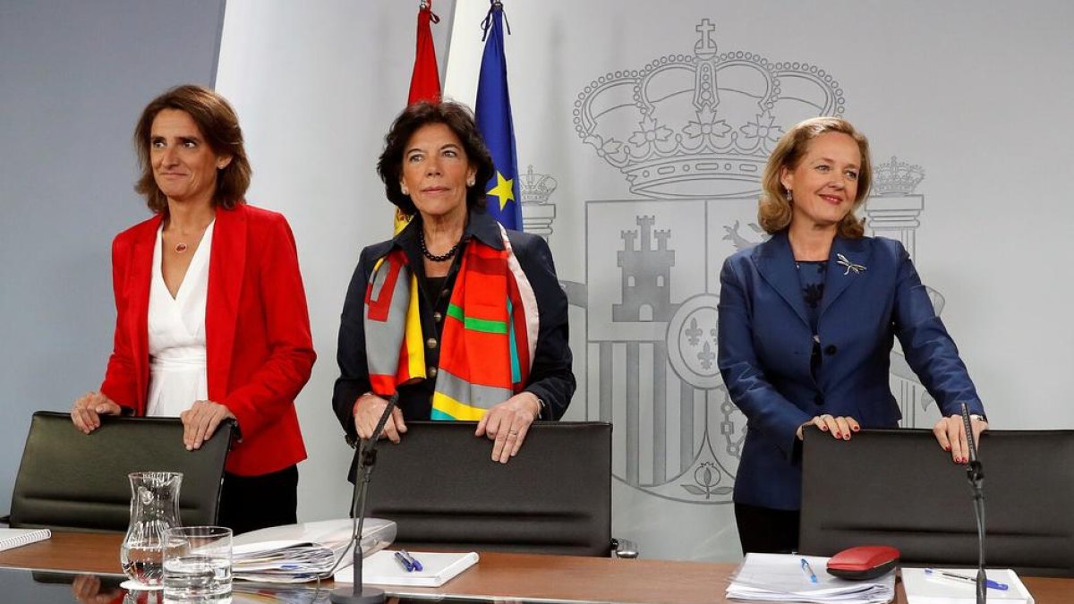 La ministra portavoz Isabel Celaá; la ministra de Transición Ecológica, Teresa Ribera, y la ministra de economía y Empresa, Nadia Calviño (izquierda), durante la rueda de prensa después de la reunión del Consejo de Ministros.