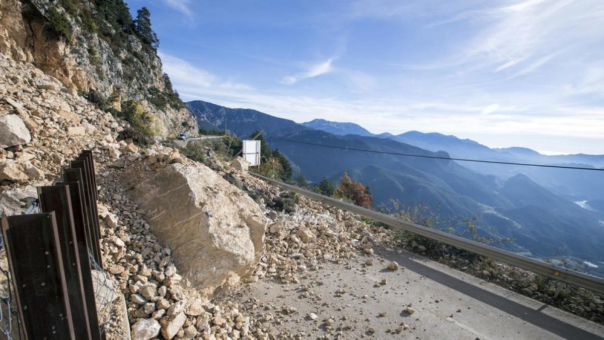 La carretera de Port del Comte sigue cerrada a las dos semanas del desprendimiento. 