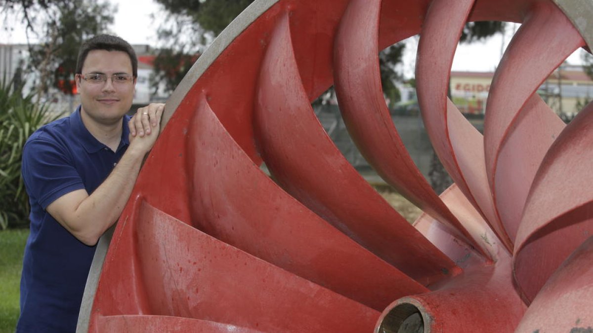 Marc Miret, cinquena generació de la família a Camarasa, vora una antiga turbina de la central.