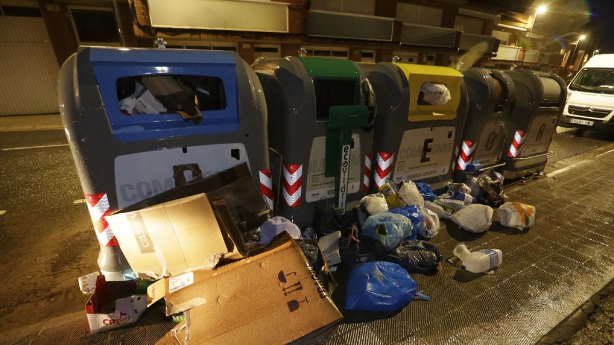 Imagen de una isla de contenedores desbordada ayer en Alpicat.