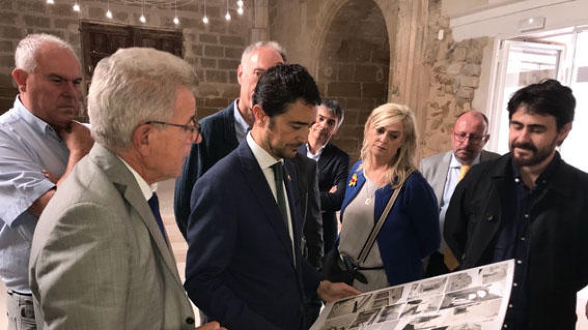 Calvet va visitar la guardonada rehabilitació de l’església vella de Vilanova de la Barca.