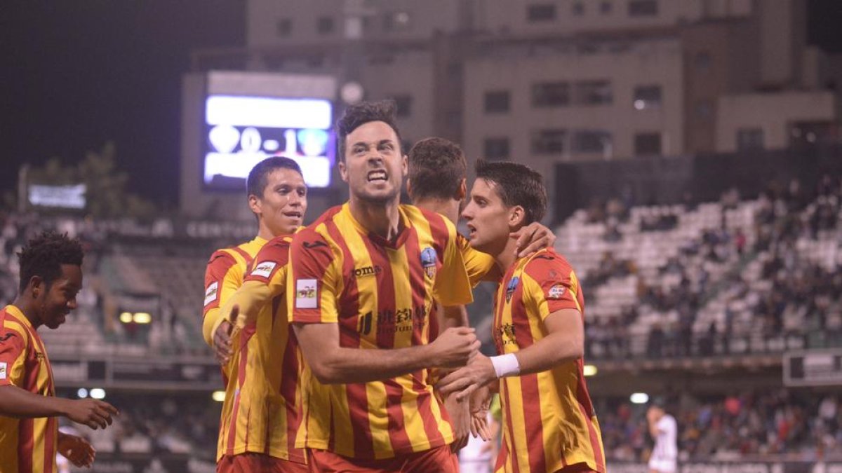 Pedro Martín celebra el gol que le dio la victoria al Lleida en Castellón el domingo.