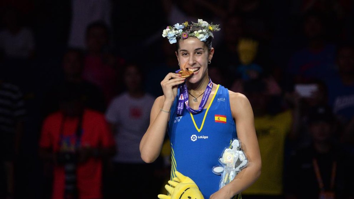 Carolina Marín, amb la medalla d’or guanyada ahir a la Xina.