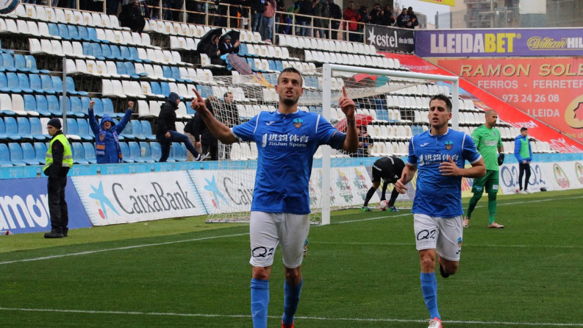 Marc Nierga celebra su gol señalando con sus dedos al cielo ya que se lo dedicó a su amigo Kevin, fallecido en accidente a finales de año.