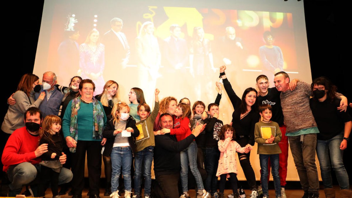 Celebració de protagonistes i familiars, ahir a l'escenari de Lo Casino d'Alcarràs després de la concessió de l'Os d'Or a la pel·lícula.
