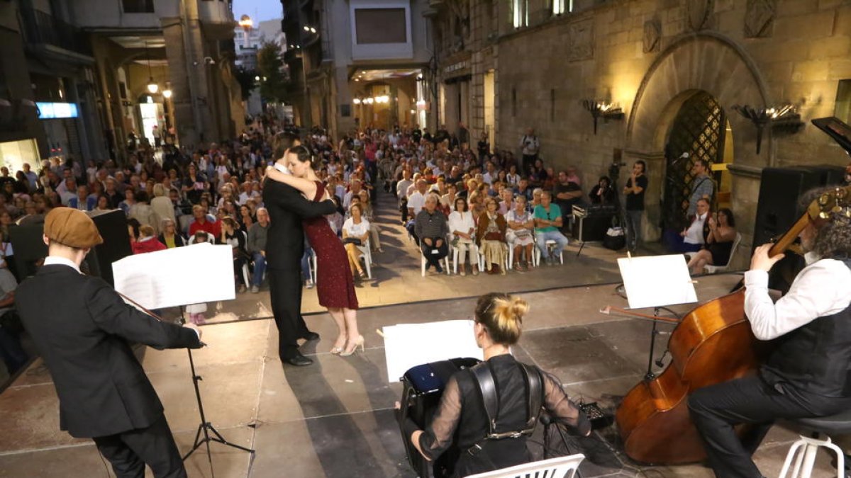 La formació Iberotango va omplir ahir de públic la plaça Paeria el primer dia del Musiquem Lleida!