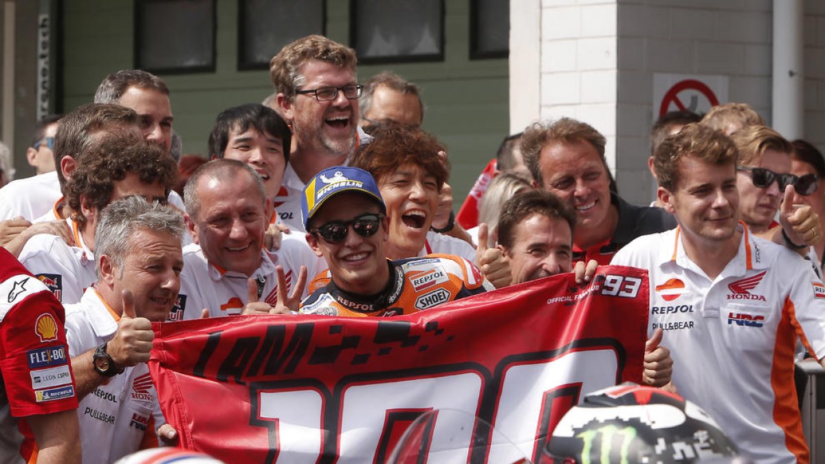 El leridano, con la bandera de su club de fans una vez finalizada la carrera en Brno.