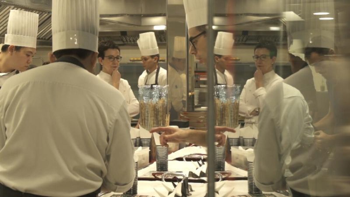 La cuinera Carme Ruscadella reflexiona enmig de la voràgine de la cuina del restaurant.