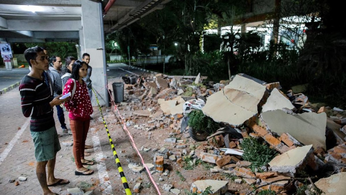 Partes de un edificio de un centro comercial caídas tras el terremoto