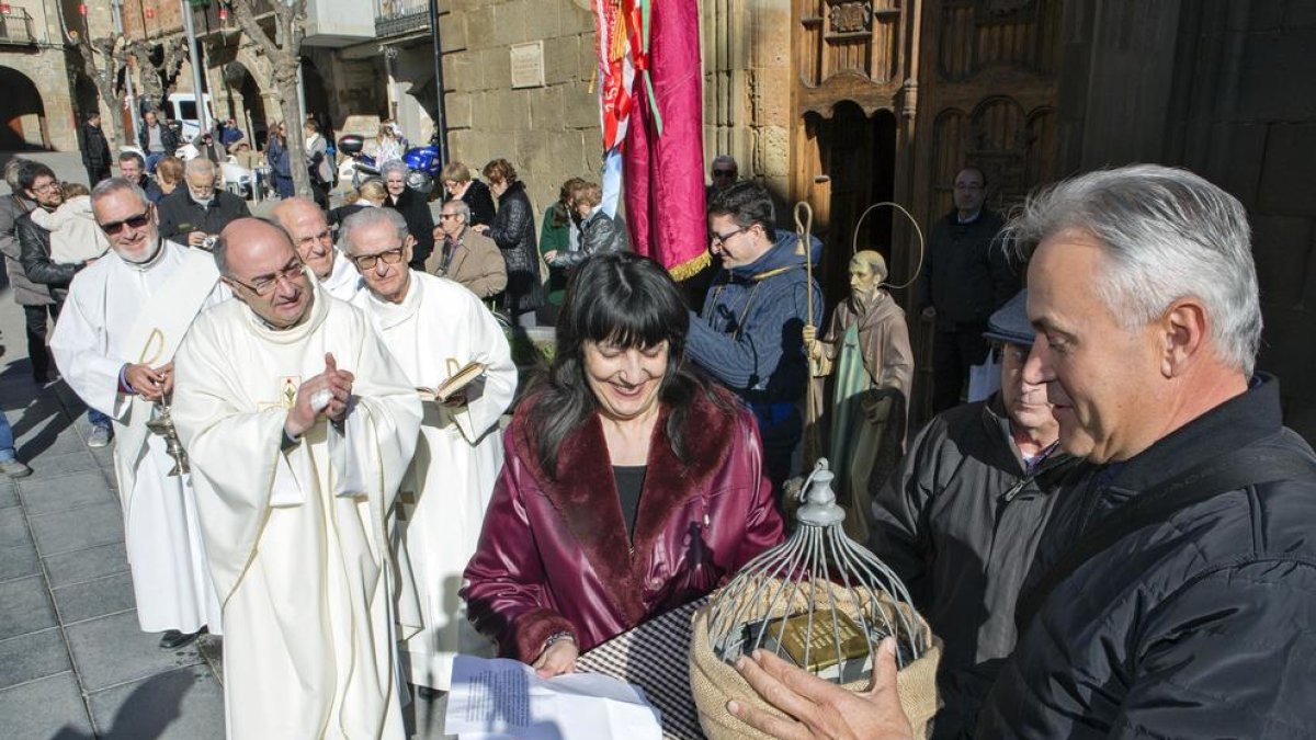 El alcalde de Sanaüja, Josep Condal, recibiendo la baldosa el día de Sant Antoni. 