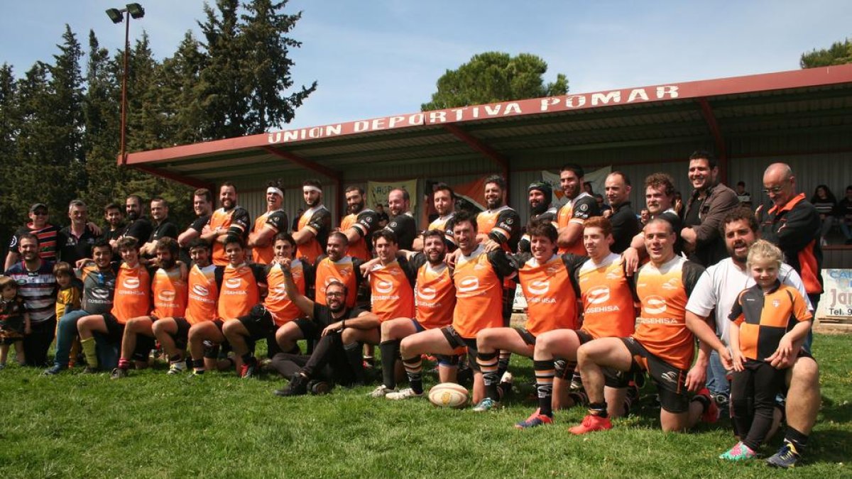Formació del Quebrantahuesos Rugby Club, equip aragonès que la pròxima temporada competirà a Catalunya.