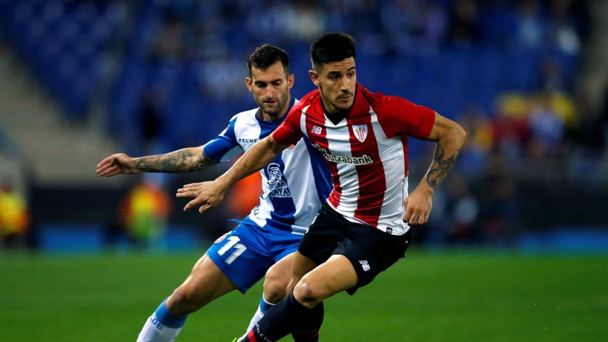 Leo Baptistao presiona a Yuri, del Athletic.