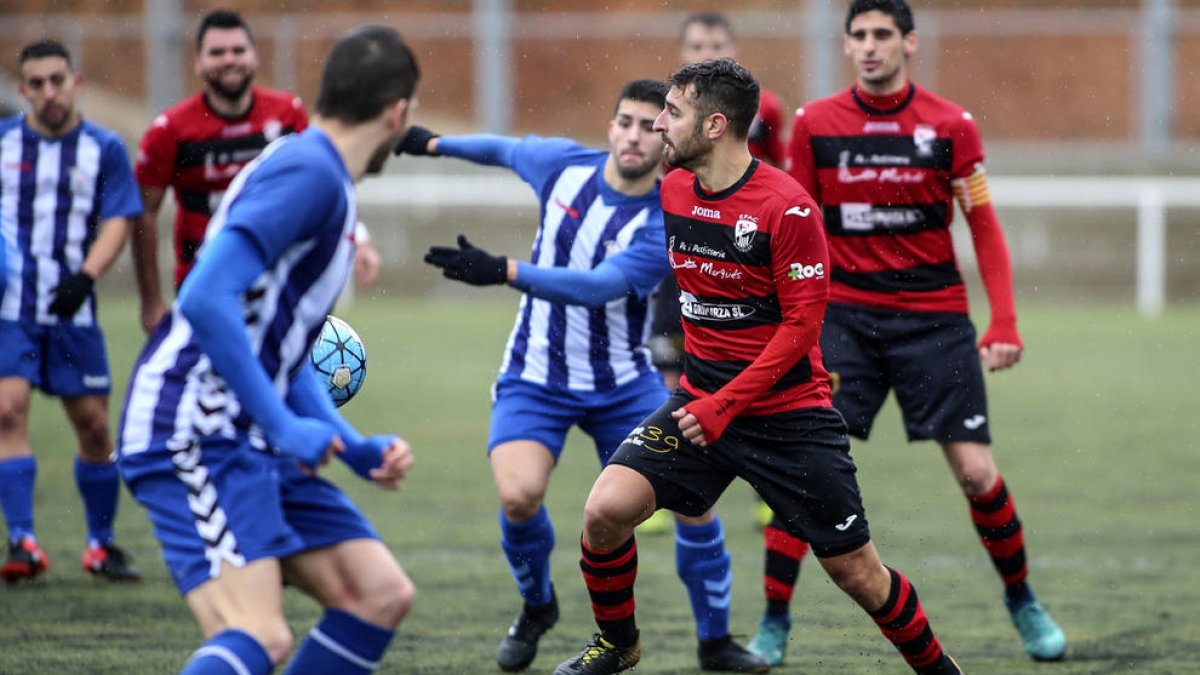 Diferents jugadors de l’EFAC Almacelles i del San Cristóbal pugnen per aconseguir el control de la pilota en una jugada dividida.