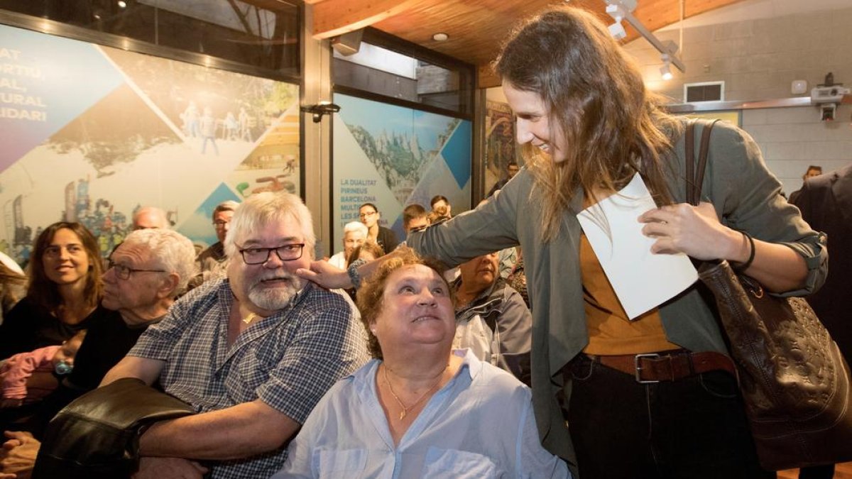 Erika Villaécija saluda a sus padres en el acto de su despedida.