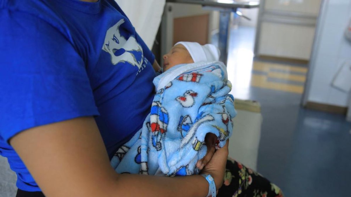 Una mare amb el seu nadó nounat a punt d’abandonar l’hospital.