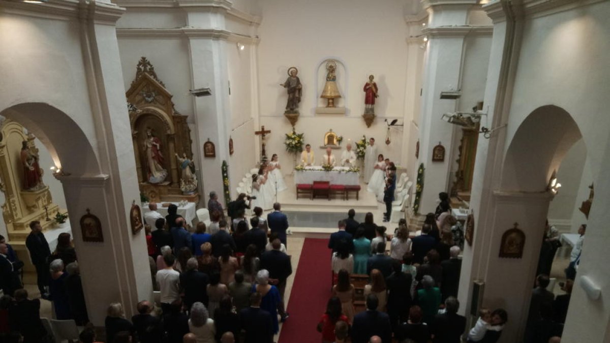 Imagen del interior de la iglesia de Rosselló durante la celebración de las comuniones de ayer.