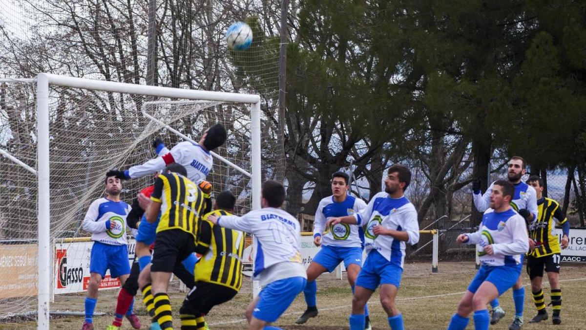 Los jugadores del Ponts defienden un balón aéreo con peligro en su área.