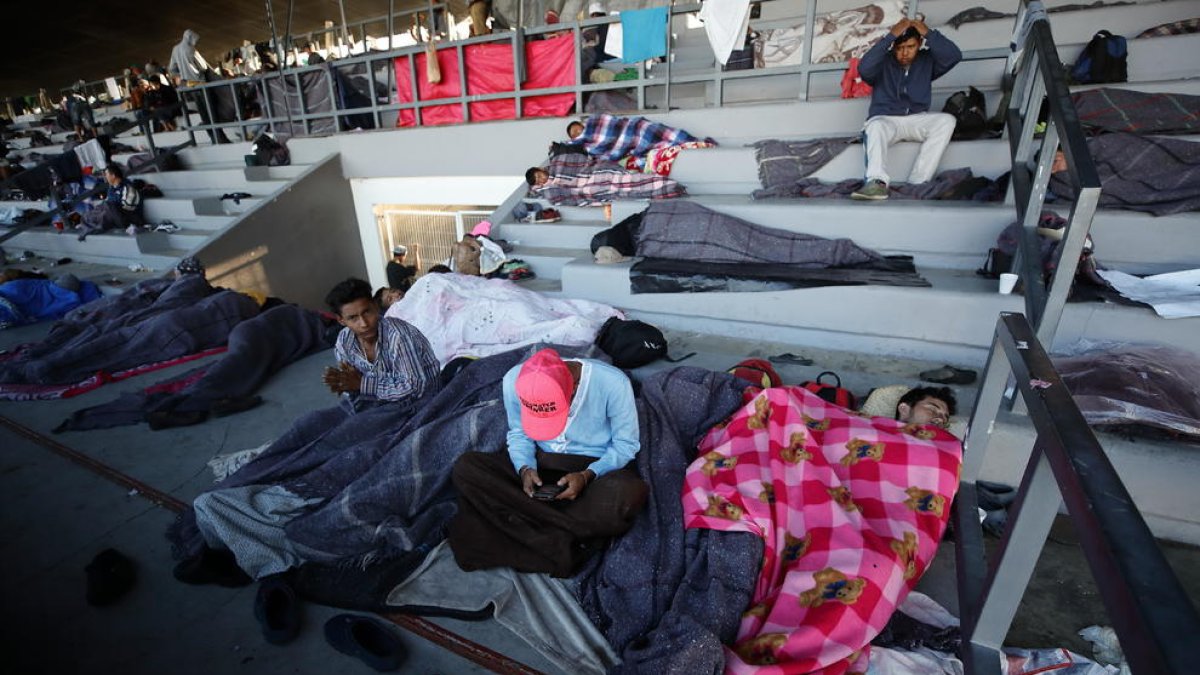 Diversos migrants descansen en un centre esportiu de Ciutat de Mèxic.