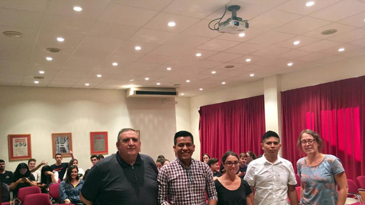 Nava y Morales (en el centro, flanqueados por los organizadores), ayer en el rectorado de la UdL. 