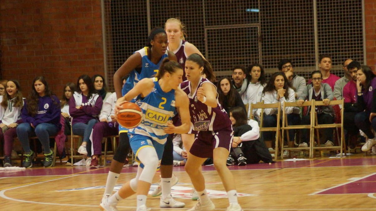 Mehryn Kraker conduce el balón intenta superar a una jugadora del Sant Adrià.