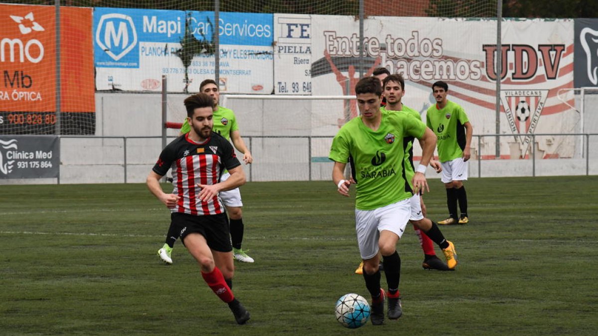 Un jugador de l’Alpicat en persegueix un del Viladecans a la banda, en una jugada del partit d’ahir.