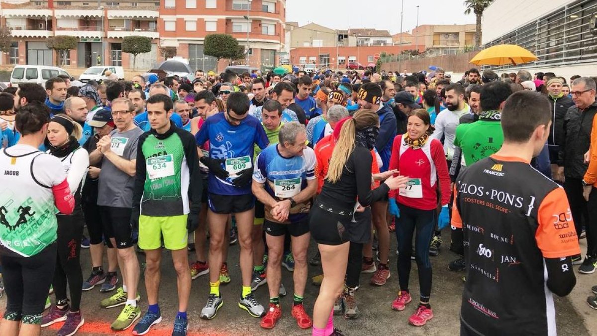 Los atletas participantes tuvieron que hacer frente al frío en los momentos previos a la salida.