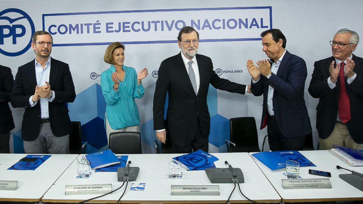 Rajoy recibe la ovación de la cúpula del PP asistente al Comité Ejecutivo Nacional del partido. 