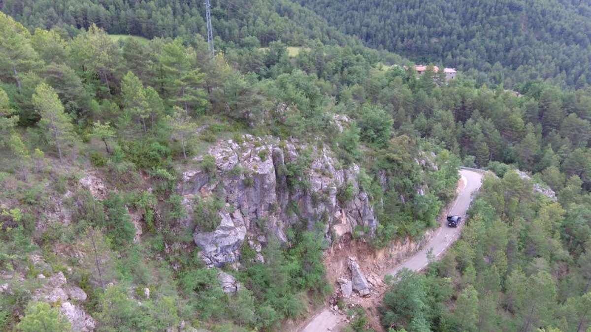 Imagen del desprendimiento que cortó la carretera de acceso a Torà de Tost.