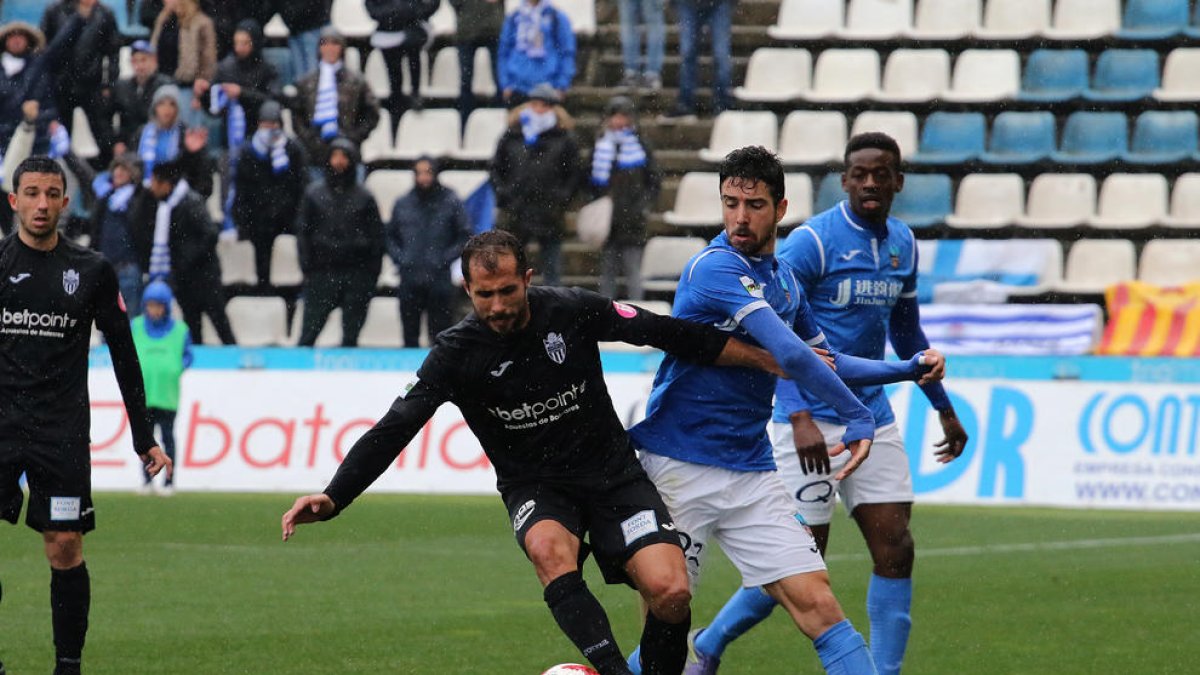 Andriu intenta disputar el balón al jugador del Atlético Baleares, Canario.