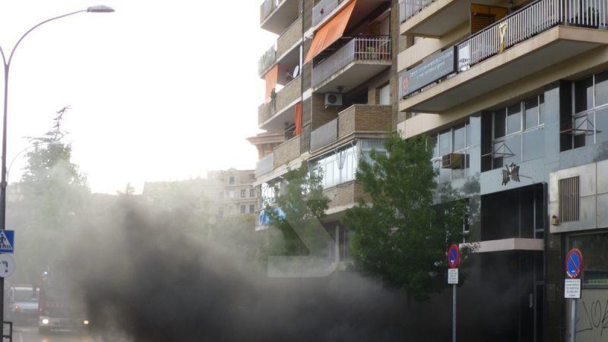 Aparatoso fuego en un parking de Lleida