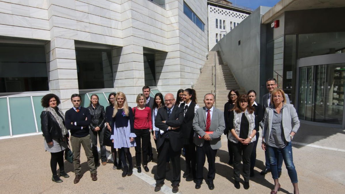 Jueces y fiscales, ayer en la concentración en los juzgados de Lleida. 