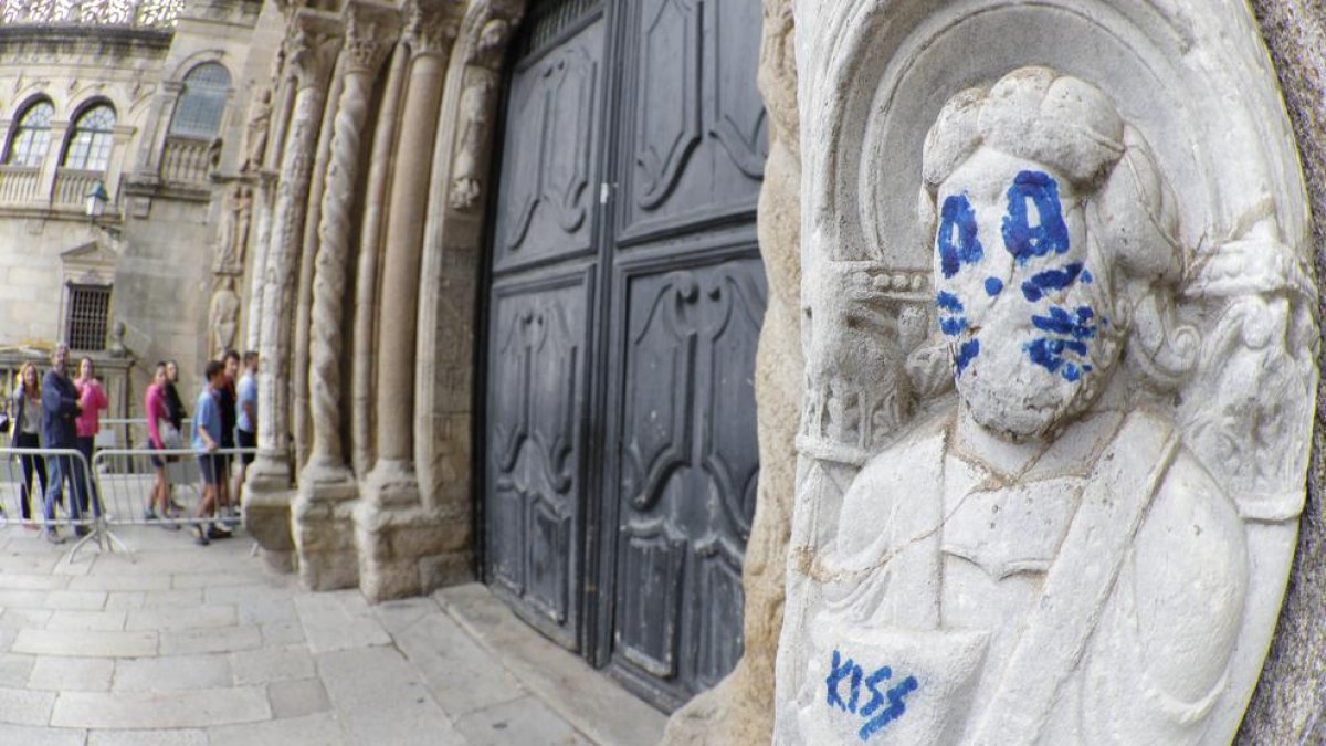 El grafiti, en una figura de l'exterior de la catedral de Santiago.