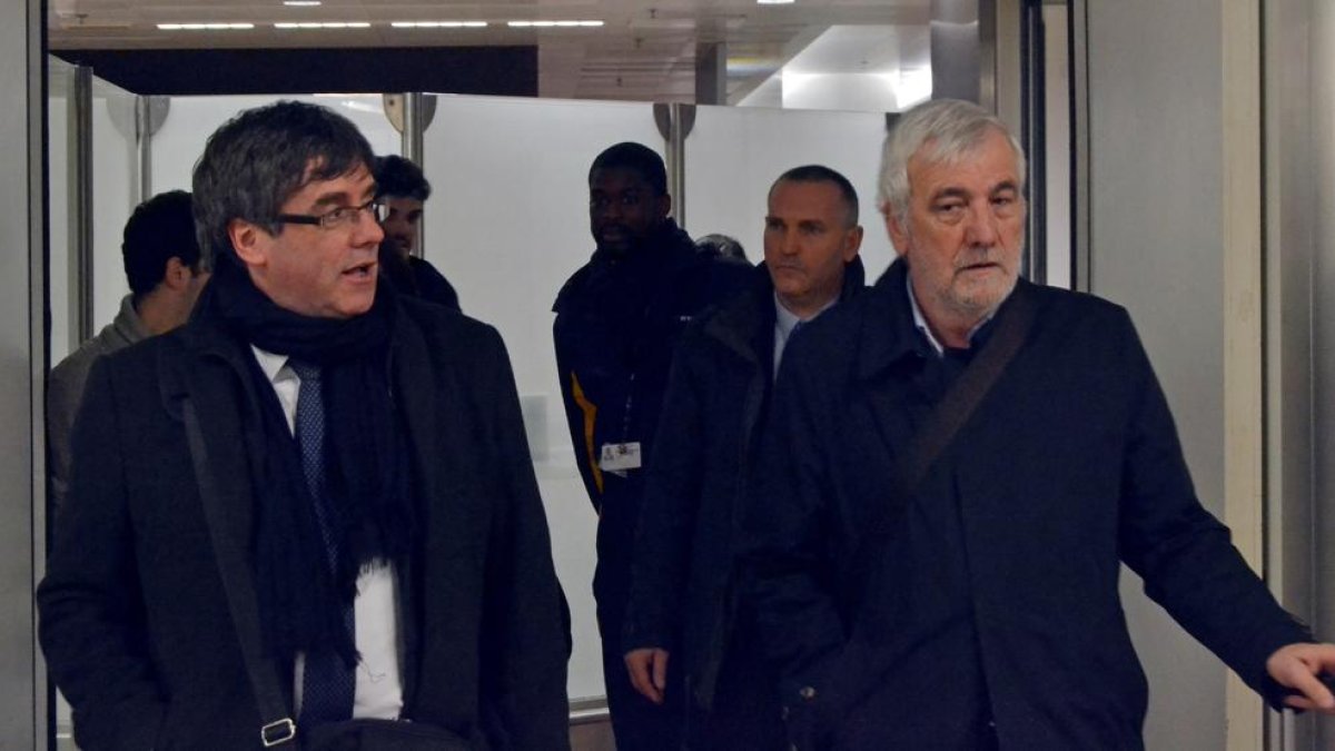 El expresidente de la Generalitat de Cataluña, Carles Puigdemont (i), junto al empresario Josep María Matamala (d), en Bruselas.