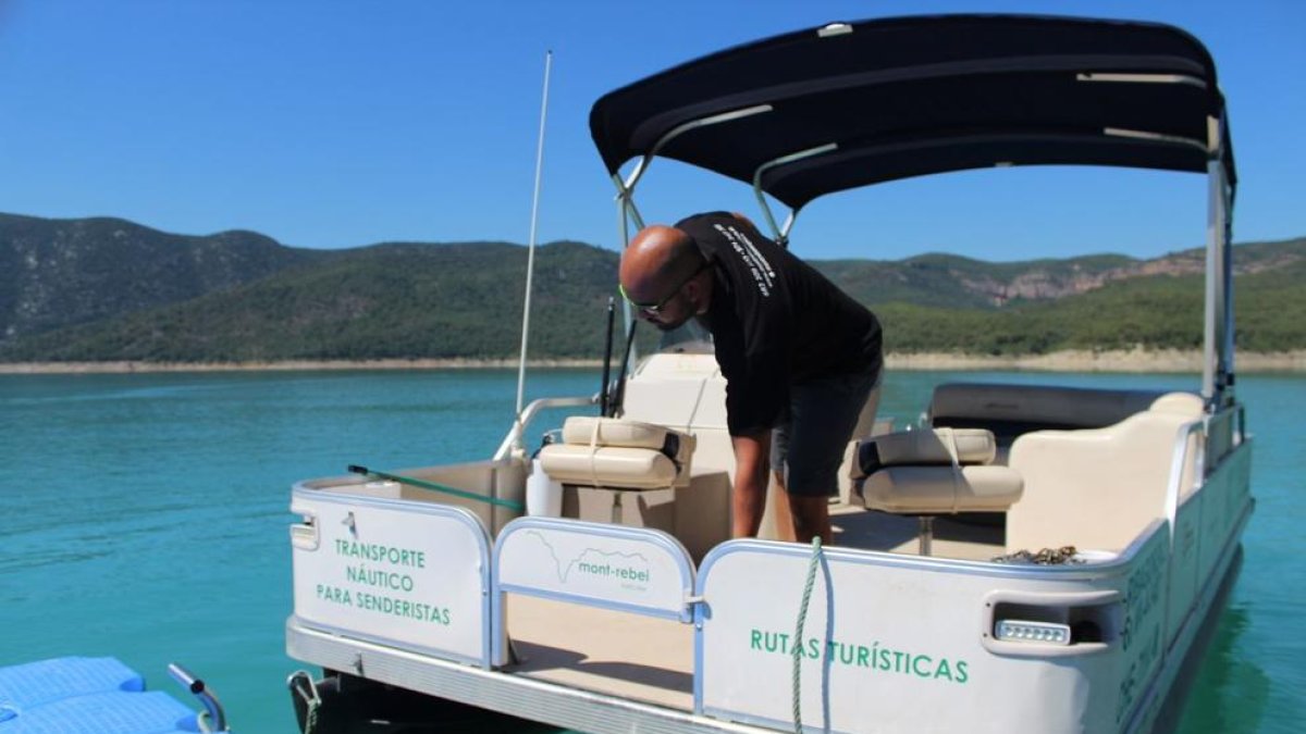 Un dels catamarans que ofereixen visites fins al congost.