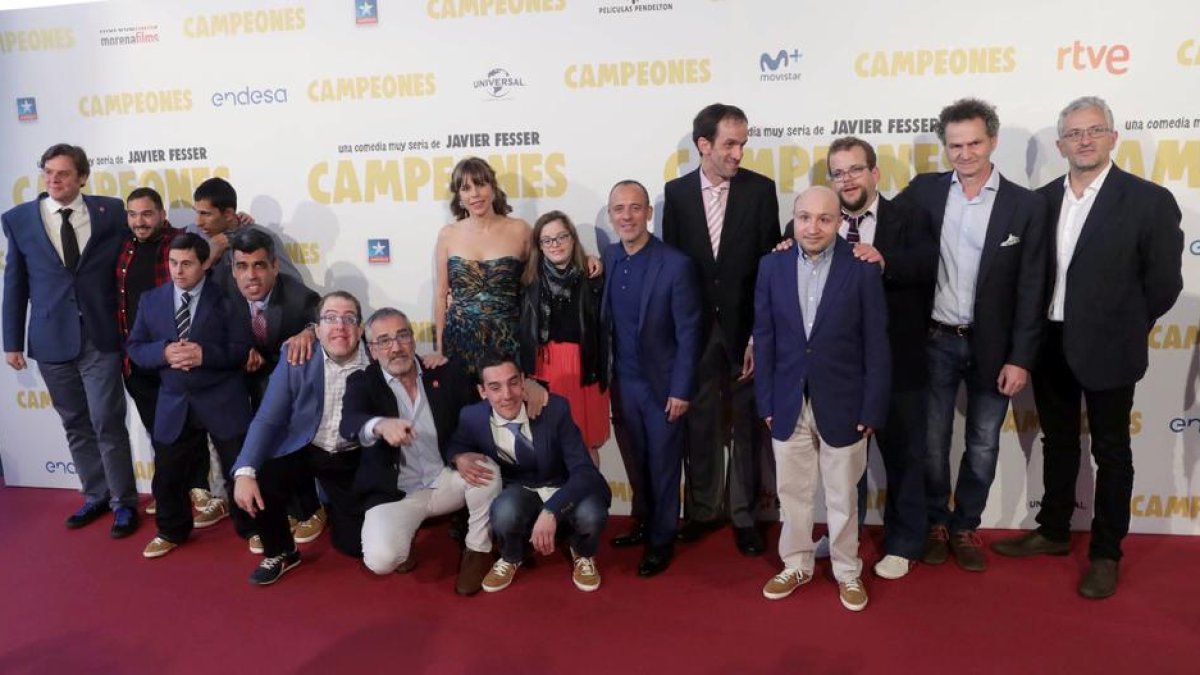 El director i els actors de 'Campeones' durant la presentació de la pel·lícula.