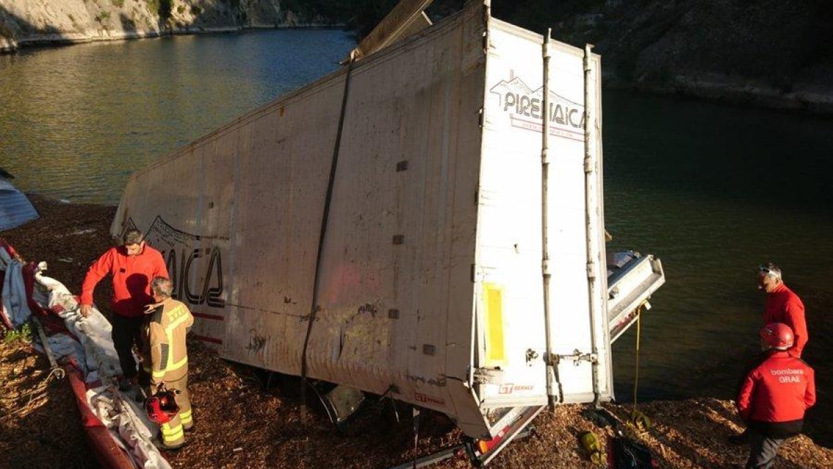 Mor el conductor d'un camió després de caure des d'un pont de 30 metres en Oliana