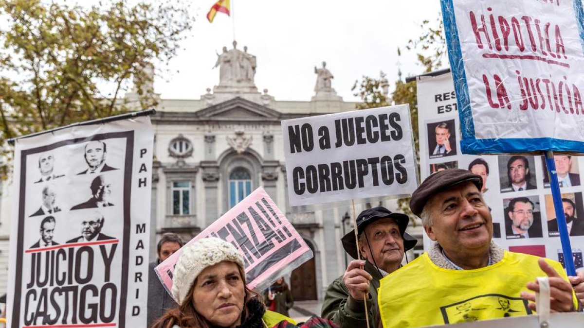 Protesta de clients bancaris ahir davant de les portes del Tribunal Suprem.