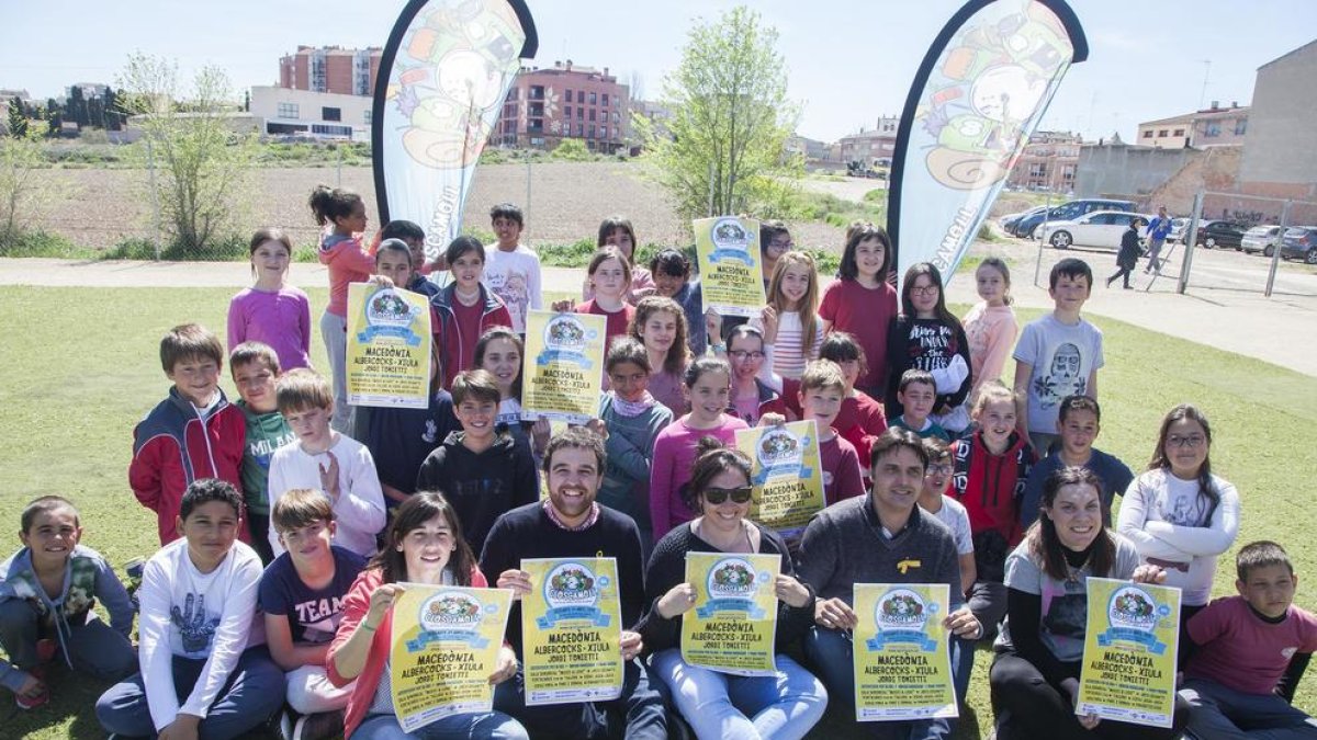 La presentació va comptar amb alumnes de l’Àngel Guimerà, escola que acollirà de nou el festival.