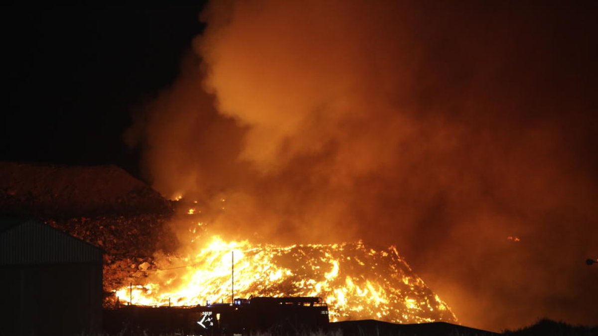 El incendio calcinó una parte del vertedero de Montoliu.