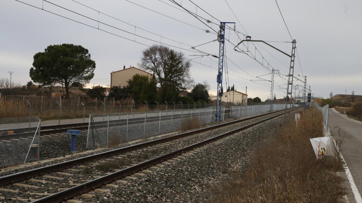 La nueva valla que separa las dos vías en Vallcalent empezó a instalarse el pasado jueves.