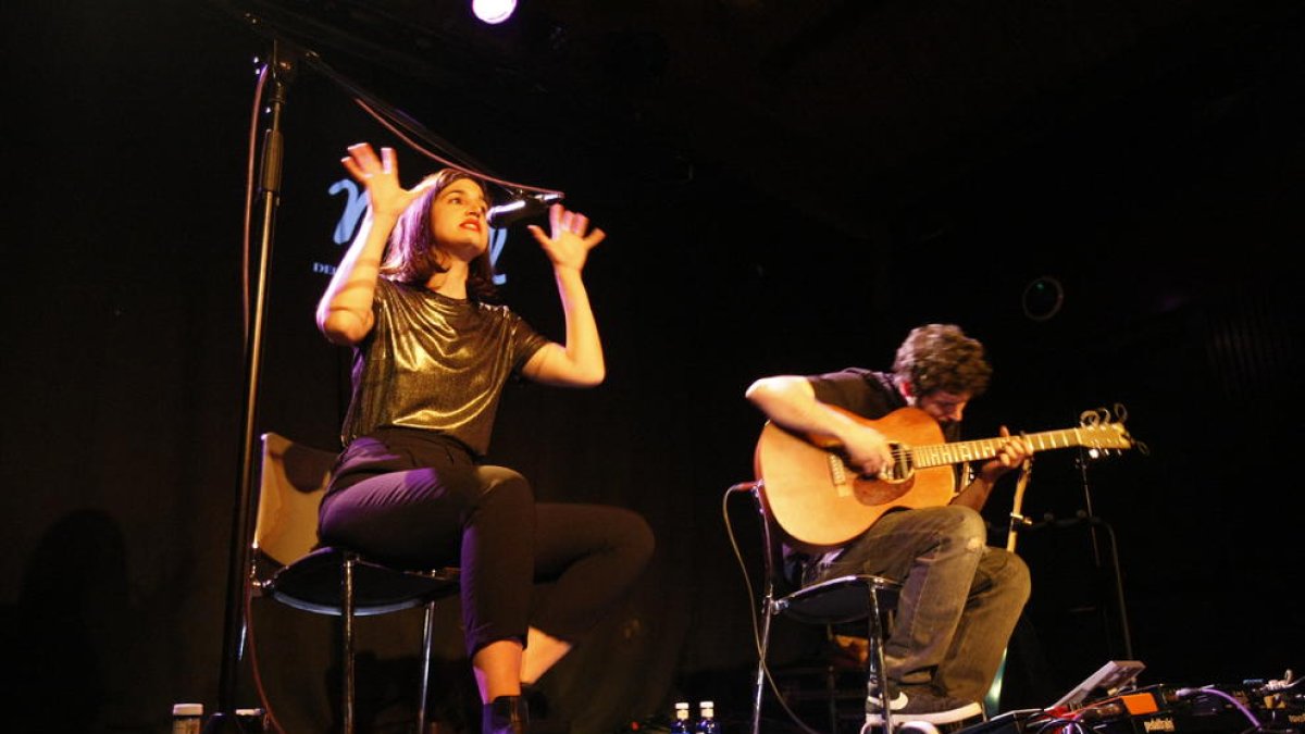 La cantante Maria Arnal y el guitarrista Marcel Bagés, anoche en su actuación en el Cafè del Teatre.