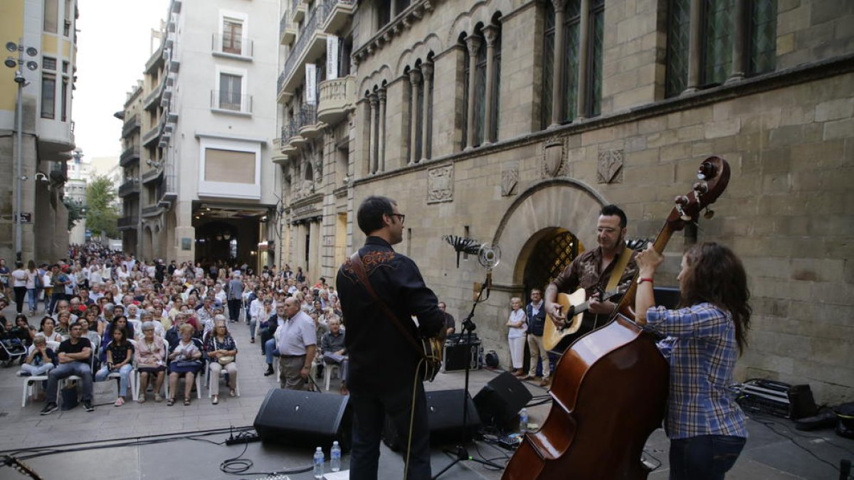 El folk jazz de Lluís Gómez Trio va animar, a la tarda, la plaça Paeria amb els temes del seu nou disc, ‘Dotze contes’.