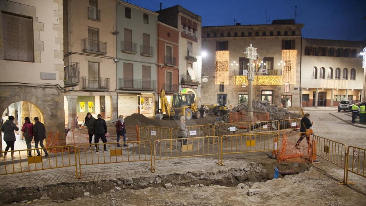 Imatge de les obres de la plaça Major de Tàrrega, que van començar el 15 d'octubre passat.