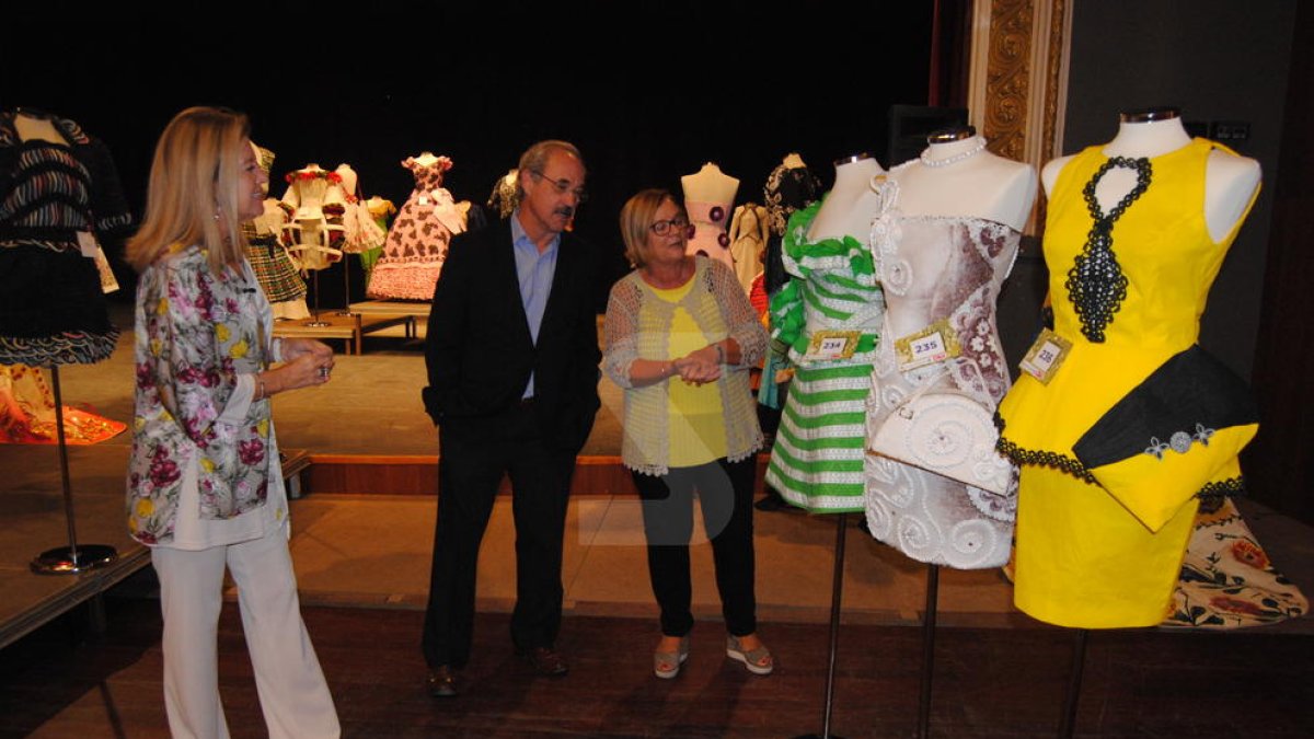 Mollerussa grabó este domingo el vídeo que demuestra el récord Guinness de exponer 500 vestidos de papel. Lo presenta la coordinadora, a Carme Polo, y actúan de testigos Josep Querol y la subdirectora del SEGRE Anna Gómez.
