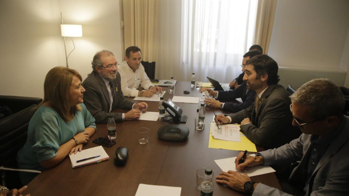 Puigneró (derecha) y Reñé, reunidos ayer en la sede de la Diputación de Lleida. 