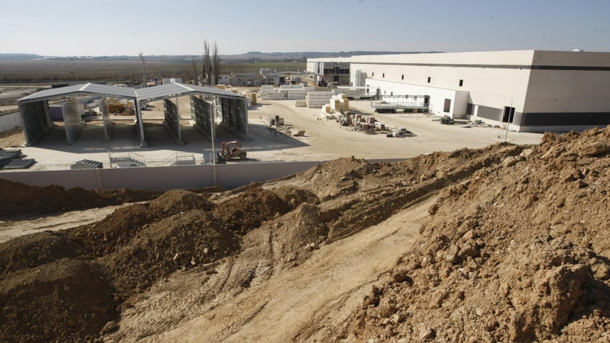 Trabajos en las instalaciones del matadero de Binéfar, que abrirá en unas semanas.