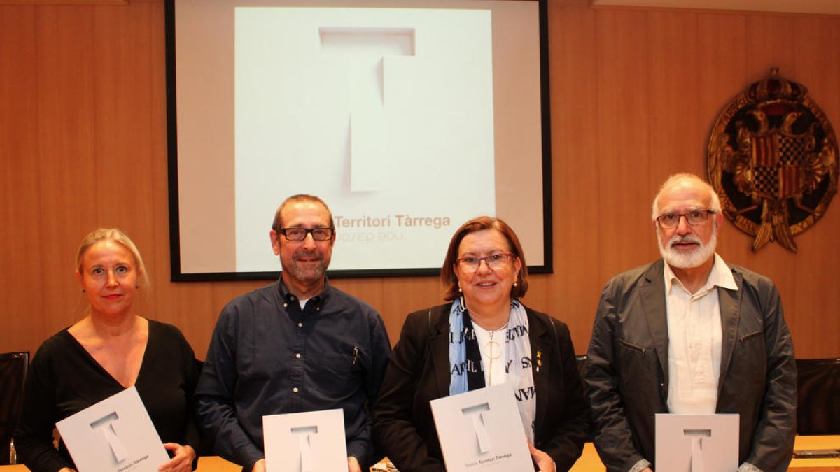 Presentació del llibre gràfic, ahir a l’ajuntament de Tàrrega.