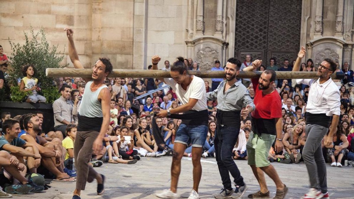 Una gimnasta catalana, fora de programa al carrer Migdia.