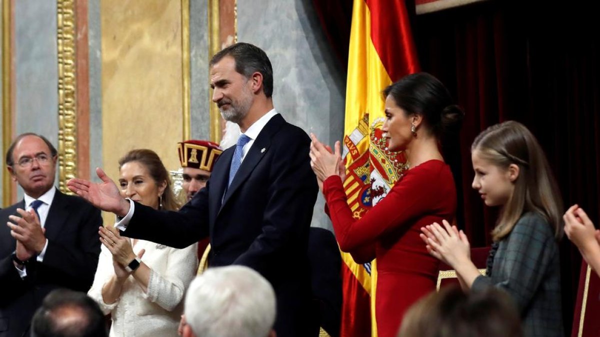 Felipe VI, ovacionado por Letizia y Leonor, al término de su discurso de ayer en el Congreso.